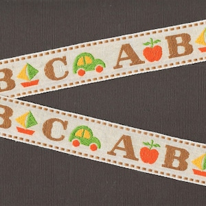 Nastro in cotone jacquard F-03-A per BAMBINI, larghezza 1&quot; (25 mm), sfondo beige, motivo ABC grande in marrone, verde, arancione e giallo