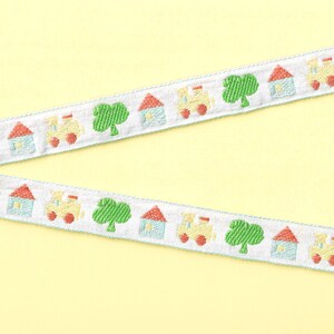 BARN D-02-E Jacquardband Vintage bomullskant 3/4" bred (20 mm) Vit bakgrund med tåg, hus och träd i pastellfärger