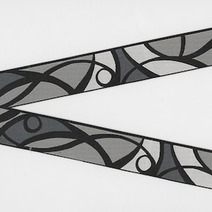 GEOMETRISCH F-09-D jacquardlint, polyversiering, 25 mm breed Made in France abstract 'glas-in-lood' in lt en donkergrijs met zwarte lijnen, op maat gesneden