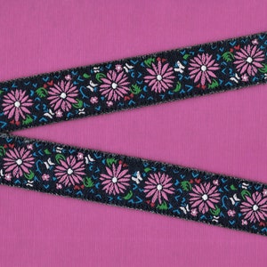 Cinta de poliéster con ribete de jacquard FLORAL F-36-C de 15/16" de ancho (24 mm) en azul marino con flores rosas, mariposas beige, detalles en azul, verde y rojo, cortada a medida