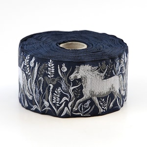 KAFKA K-06/02 Ruban jacquard en coton biologique tissé, 2 po. de large (50 mm) bleu marine, blanc/gris chevaux et herbes, touches de bleu métallisé