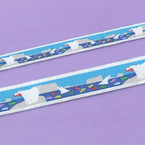 Nastro Jacquard RDS 20-B in poliestere, sfondo blu con orsi polari bianchi che pescano, pesci dai colori vivaci! Scegli larghezza/lunghezza