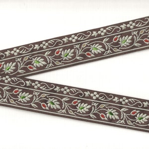 Nastro jacquard FLORAL G-11-B in poliestere, larghezza 1-3/8" (34 mm), prodotto in Francia, marrone con volute/foglie/viti avorio, accenti verde/rosso/oro