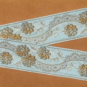 Cinta jacquard floral vintage J-04-B con ribete de rayón, 44 mm de ancho (1-3/4"), flores trapunto en azul, tostado, gris topo y gris, detalles dorados, remanente de 33 cm