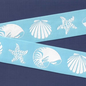 NOVEDAD/Playa H-09-C Cinta de jacquard con ribete de poliéster de 1-1/2" de ancho (38 mm) REVERSIBLE Fondo azul cielo con conchas blancas grandes