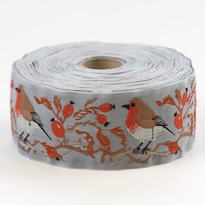 KAFKA H-05/04 Fita Jacquard de Algodão Orgânico com Acabamento 1-5/8" de largura (42 mm) Cinza Claro com Piscos de Peito Ruivo, Rosa Mosqueta, Ramos e Folhas