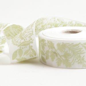Cinta de jacquard tejida de algodón orgánico KAFKA G-23/01 de 1-1/4" de ancho (32 mm) con fondo blanco y hierbas en verde pastel, estilo campestre francés