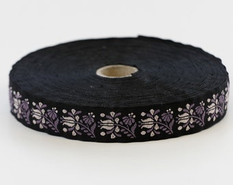 KAFKA D-04/02 Nastro jacquard intrecciato in cotone organico con finiture larghe 3/4" (20 mm) Sfondo nero con fiori "Frida" lilla e viola