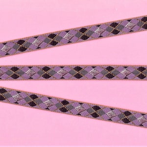 Cinta de poliéster con borde de jacquard GEOMÉTRICO B-25-A de 1/2" de ancho (13 mm) Rara, fabricada en Francia, diseño de rombos en tonos rosa, lila, violeta y gris