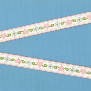 CORAZONES/FLORES C-11-A Cinta de algodón jacquard de 5/8" de ancho (16 mm) VINTAGE de Alemania Blanco roto con corazones color melocotón, flores azules y volutas verdes