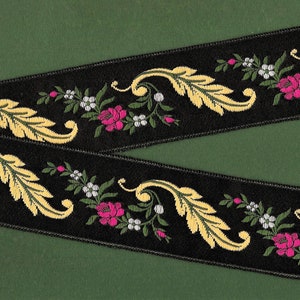 Cinta tejida en jacquard FLORAL H-51-A de 1-1/2" de ancho (38 mm) VINTAGE Fabricada en Francia, satén negro con flores rosas y blancas, hojas doradas grandes