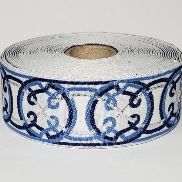 Cinta jacquard KAFKA G-11/01 de algodón orgánico, 32 mm de ancho (1-1/4"), blanca con círculos celtas en azul marino y azul marino