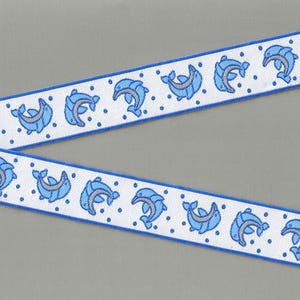 E-25-A Jacquardband-Polyesterbesatz für KINDER 15/16 "breit (24 mm) Weißer Hintergrund mit blauen und grauen Delfinen, blauen Polka-Dot-Akzenten