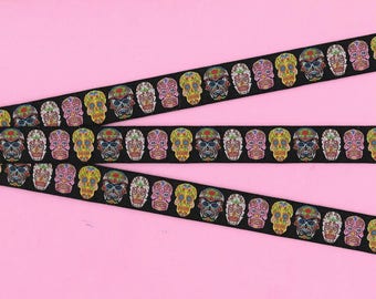 NEUHEIT / Schädel C-06-A Jacquard-Band-Polyesterbesatz, 5/8 &quot;breit (16 mm) Schwarz mit rosa, gelben und weißen mit Blumen gemusterten Schädeln