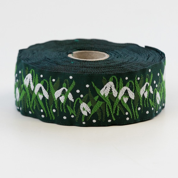 Cinta jacquard KAFKA G-01/07 de algodón orgánico, 32 mm (1-1/4") de ancho, color verde con campanillas blancas.