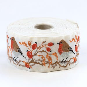 Può includere: Rotolo di nastro color crema con un ricamo di pettirossi su rami con bacche rosse e foglie arancioni. Adatto per lavori di artigianato e scopi decorativi.