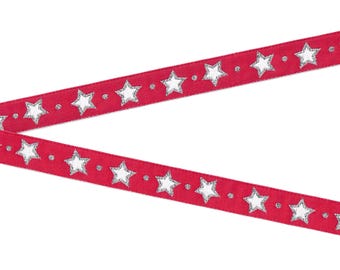 STARS C-10-B Cinta de jacquard de poliéster de 16 mm (5/8") de ancho, doble cara, fondo rojo, estrellas blancas con detalles metálicos plateados.
