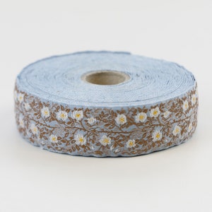 KAFKA F-02/10 Jacquardlint geweven biologisch katoenen rand 25 mm 1" breed (25 mm) hemelsblauwe achtergrond met witte en gele wilde rozen, tweekleurige bruine bladeren