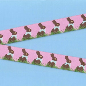 TIERE / Bauernhof E-18-A Jacquard Band Poly Trim 7/8 "breit (22 mm) OSTERN Rosa Hintergrund w / Schokoladenhäschen, blaue Bögen