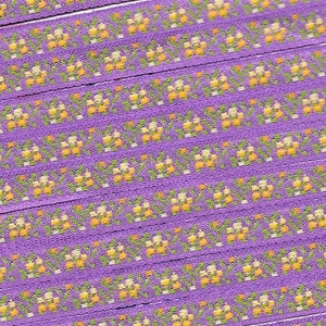 Cinta de rayón jacquard FLORAL A-05-L de 5/16" de ancho, fabricada en Francia, color morado "Orquídea" con flores amarillas abigarradas y hojas verdes