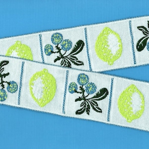 Ruban Jacquard Fantaisie/Fruit H-01-A, bordure en coton, 1-5/8" de large (41 mm) VINTAGE, motif citron vert et myrtilles sur fond blanc avec feuilles, par mètre