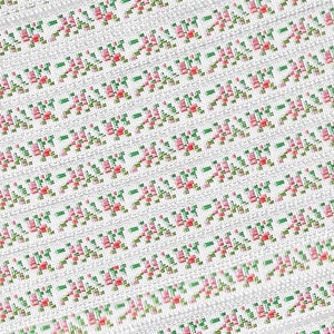 Cinta de Jacquard FLORAL A-05-G con borde de rayón de 5/16" de ancho, fabricada en Francia, fondo blanco con flores rojas y rosa pastel, hojas verdes