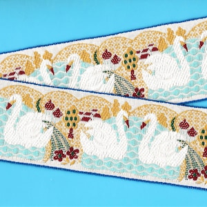 ANIMAIS/Pássaros K-05-A Jacquard Ribbon Rayon Trim 2" de largura (50 mm) VINTAGE Par de cisnes em água azul com árvores/flores douradas e bordô