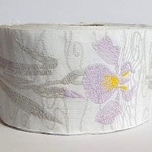 Cinta de jacquard tejida de algodón orgánico H-10/01 de KAFKA, de 1-1/2" de ancho (38 mm), fondo blanco con lirios lilas y hojas y tallos de color topo