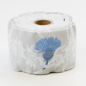 KAFKA K-01/04 Jacquard Ribbon Woven Organic Cotton Trim 2" de largura (50 mm) Soft Dove Gray com cardos azul-celeste, fitas azul-claro e folhas brancas