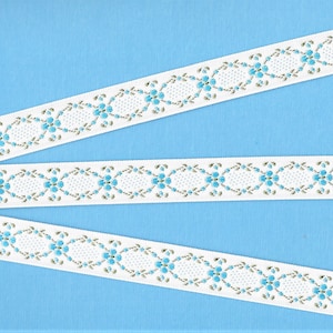 FLORAL C-46-A Jacquard Ribbon Poly Trim, 5/8" de largura (16 mm) Fundo branco com flores azul-celeste, design de treliça de guirlanda verde