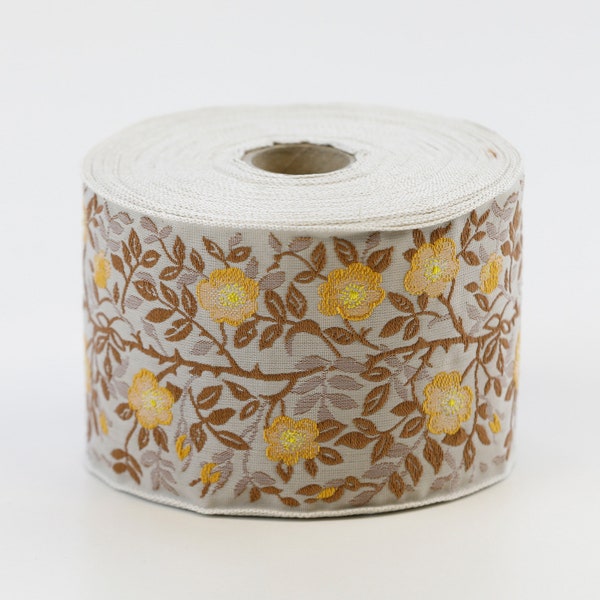 Ruban jacquard KAFKA L-01/33, bordure en coton biologique tissé de 2-3/8 po. de large (60 mm) ivoire avec roses sauvages panachées de jaune, feuilles brun taupe