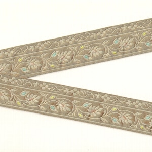 Nastro jacquard FLORAL G-11-A in poliestere, larghezza 1-3/8" (34 mm), prodotto in Francia, beige con volute/foglie/viti color marrone chiaro, accenti blu/giallo/pesca