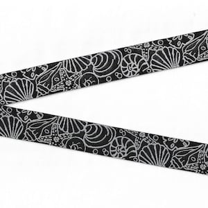 NEUHEIT / Strand D-14-A Jacquard Band Poly Trim 3/4 "breit (20 mm) Douglas Paquette REVERSIBLE Vielzahl von Black & White Seashells RESTSTÜCKE
