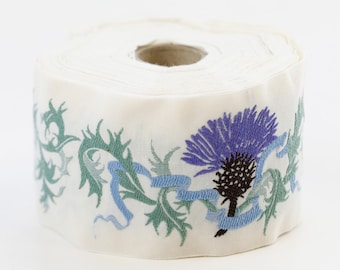 Cinta jacquard KAFKA K-01/01 de algodón orgánico, 50 mm de ancho, color marfil con cardos morados