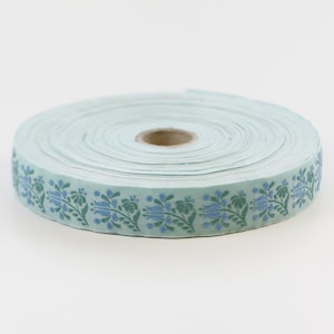 KAFKA D-04/08 Fita Jacquard de Algodão Orgânico com Acabamento de 20 mm de largura, Fundo Azul-Marinho com Flores Azul-Céu e Caules/Folhas Verdes