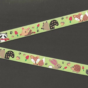 C-15-H Infantil Jacquard Ribbon Poly Trim 5/8" de largura (16 mm) da França, fundo verde com animais da floresta
