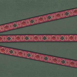 Cinta de poliéster con borde jacquard GEOMETRIC B-21-B de 1/2" de ancho (13 mm) fabricada en Francia, diseño de diamantes en color ciruela rosa con rojo y verde oliva