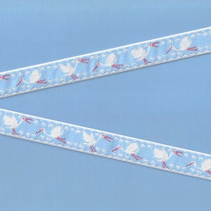 C-10-C-jacquardlint voor kinderen, polyversiering 5/8" breed (16 mm) gemaakt in Frankrijk, lt. blauw met witte randen, vliegende ooievaars en harten, rode accenten