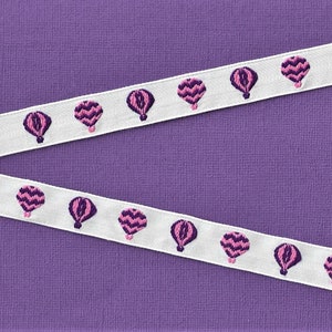 CHILDREN's C-21-A Jacquardlint Katoenen rand (16 mm) witte achtergrond met roze en paarse heteluchtballonnen