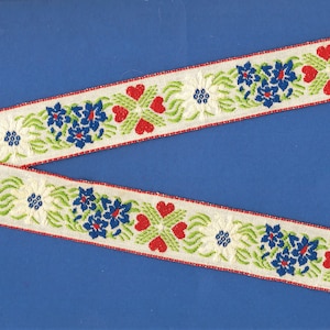 CORAZONES/FLORES F-16-C Cinta Jacquard con Ribete de Algodón/Poliéster de 25 mm de ancho. Marfil, Corazones Rojos, Edelweiss Azul y Blanco Hueso, Hojas Verdes.
