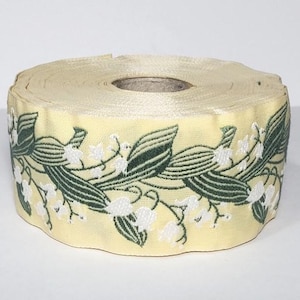 KAFKA H-02/02 Bordure en coton biologique tissé ruban jacquard 1-1/2" de large (38 mm) fond jaune avec muguet blanc, feuilles vertes