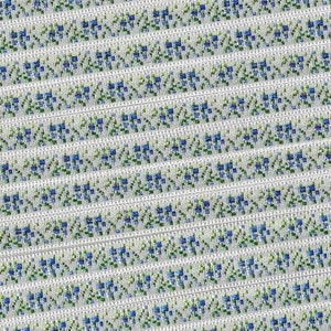 BLOMSTERMÄRKE A-05-F Jacquardband Rayonkant 5/16" bred (7 mm) Tillverkad i England, Vit med brokiga blå blommor
