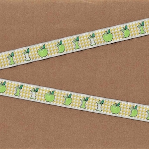 NOVELTY/Fruit C-03-A Jacquardlint Polyversiering 5/8" breed (16 mm) Made in France, Grandma Smith Groene appels op geruite achtergrond
