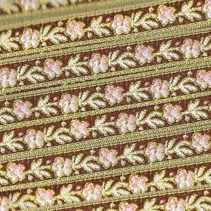 Nastro jacquard FLORAL B-12-E in poliestere, larghezza 1/2" (13 mm), prodotto in Francia, marrone con fiori rosa variegati e viticci verdi