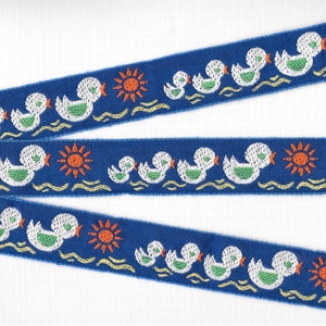 KINDEREN E-16-B jacquardlint geweven katoen/rayon rand 7/8" breed (22 mm) Blauw met vier witte en groene eendjes op water, oranje accenten