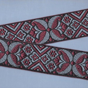 FLORAL H-49-B Jacquard-Band-Polyesterbesatz, 1-1 / 2 "breit (38 mm) Schwarz mit burgunderfarbenem und blaugrauem keltischem Blumenmotiv und Schriftrollen