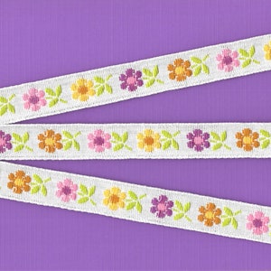 FLORAL D-19-A ruban jacquard en coton tissé 3/4" de large (20 mm) fabriqué en Allemagne, blanc avec fleurs roses, jaunes, violettes et beiges feuilles vert clair