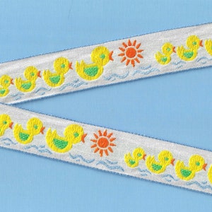 Nastro jacquard E-16-C per BAMBINI, passamaneria in rayon intrecciata, larghezza 7/8" (22 mm), bianco con quattro anatroccoli gialli e verdi su acqua, accenti arancioni