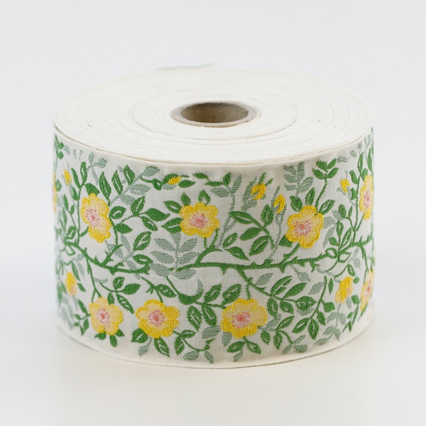 Cinta jacquard KAFKA L-01/03 de algodón orgánico, 60 mm (2-3/8") de ancho, color marfil con rosas amarillas y rosas.