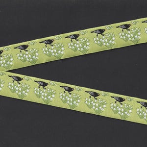 ANIMAIS/Pássaros E-25-A Jacquard Ribbon Poly Trim 7/8" de largura (22 mm) Fundo verde com pássaros pretos e flores brancas de floco de neve